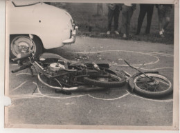 REF ENV15 Photo Originale 24 X 18 Cm Accident Moto Renault Dauphine - Automobiles