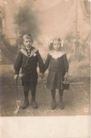 CARTE PHOTO - Un Soeur Et Une Frère - Animé - Carte Postale Ancienne - Photographie