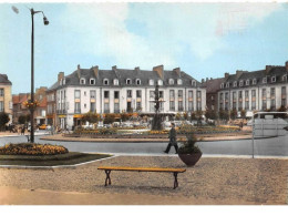 51 . N° 101936 . Cpsm .10x15 Cm .vitry Le Francois .la Place D Armes . - Vitry-le-François