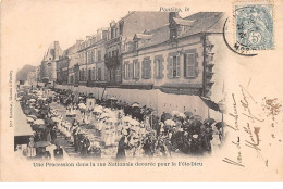 56 .n° 107425 . Pontivy . Une Procession Dans La Rue Nationale Decoree Pour La Fete Dieu . - Pontivy