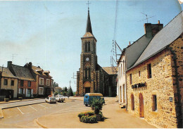 53.AM10841.Le Genest Saint-Isle.Place De L'Eglise.Edit Combier.CPSM 15x10 Cm - Le Genest Saint Isle