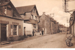 53 .n° 108570 . Couptrain . Moto .rue De Mayenne . - Couptrain