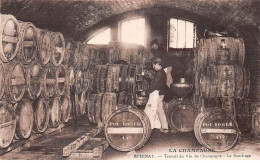 51 - EPERNAY - SAN30649 - Travail Du Vin De Champagne - Le Soutirage - Métier - Agriculture - Vigne - Epernay