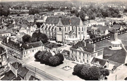 53 - Cossé Le Vivien - SAN22851 - Place De La Mairie Et Le Monuments Aux Morts - CPSM 14X9 Cm - Autres & Non Classés