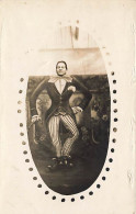 Photo Montage - Un Homme Avec Un Costume De Clown - Photographie