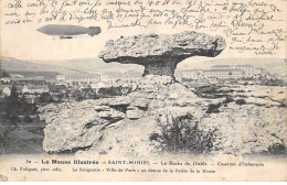 55 - SAINT MIHIEL - SAN27976 - La Roche Du Diable - Casernes D'Infanterie - Le Dirigeable Au Dessus De La Vallée -Ballon - Saint Mihiel