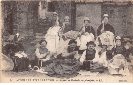 56.AM18740.Morbihan.N°71.Moeurs Et Types Bretons.Atelier De Broderies En Plein Air - Autres & Non Classés