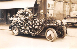 52 - N°84298 - SAINT-DIZIER - Couple Dans Une Voiture Fleurie - Carte Photo - Saint Dizier