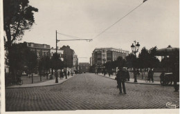 DOUAI Place Carnot Et Avenue De La Gare - Douai