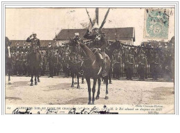 51.CAMP DE CHALONS.ALPHONSE XIII AU CAMP DE CHALONS (1er JUIN 1905).S.M. LE ROI SALUANT UN DRAPEAU AU DEFILE. - Camp De Châlons - Mourmelon