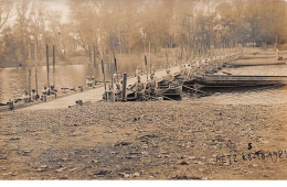 57 - N°64859 - METZ - Militaires Sur Un Ponton Flottant, Embarquant Dans Des Barques - Carte Photo - Metz