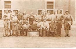 57 - N°91428 - METZ - Les As De La 5ème - Militaires Dans Une Cour - Carte Photo - Metz