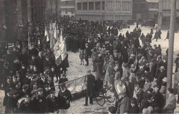 51 - N°91412 - REIMS - Une Procession Religieuse, Personnes Portant Des Drapeaux - Carte Photo - Reims