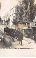 51 - N°88240 - CHALONS-SUR-MARNE - Défilé Militaire Sur Leurs Chevaux Dans Une Rue - Carte Photo - Châlons-sur-Marne