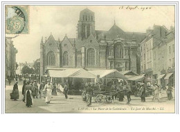 53.LAVAL.LA PLACE DE LA CATHEDRALE.UN JOUR DE MARCHE - Laval