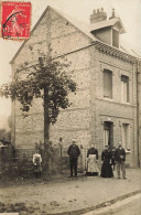 Carte Photo à Localiser - Une Famille Devant Un Maison En Brique - To Identify