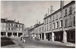 55 . N° 48572 . Stenay.place Raymond Poincaré. Vue Generale . Cpsm 14 X 9 Cm. - Stenay