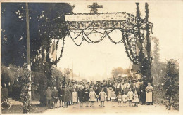 Carte Photo à Localiser -  Groupe De Personnes Sous Une Arche Fleurie, Vive Monseigneur - A Identifier