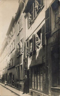 Carte Photo à Localiser -  Un Homme Sur Le Pas De Porte D'un Commerce, Femmes Et Enfants à Des Fenêtres - Zu Identifizieren