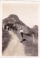 Photo Originale  - Aout 1936 -  Sur Le Chemin Des Roches Tuileres Et Sanadoire  - Puy De Dome  - Places