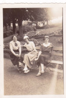 Photo Originale -  Aout 1936 - CHATEL GUYON ( Puy De Dome ) 3 Jeunes Femmes Dans Le Parc De L'etablissement Thermal - Places