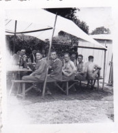 Petite Photo Originale - 1941 - Guerre 1939/45 - Beim Heurigem - Soldats Allemands A Table - War, Military