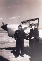 Photo Originale - Aviation - Escadrille "les Cigognes " A L Entretien Des Avions - La Pose  - 1947 - Base Rochefort - Aviation