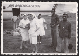 Jolie Photographie Amateur 1978 AIR MADAGASCAR, Avion Aviation Aérodrome Bealanana, Prêtres Malgaches 8 X 11,6cm - Aviación