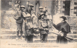 59-ARMENTIERES- DES TOMMIES SAUVENT LES STATUES D'UNE EGLISE D'ARMENTIERES AVANT QUE LES BOMBES ENNEMIES LEUR CAUSENT PL - Armentieres