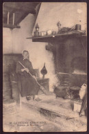 CPA " La Vendée Maraichine " Intérieur De Bourrine - Femmes