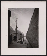 Jolie Photographie Amateur 30 Mai 1938 Bateau Sur Le Canal De Corinthe Grèce Greece Ship 6,2 X 7,5 Cm - Lugares