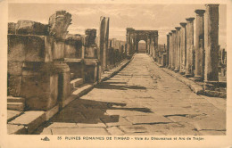 Algeria Timgad Ruines Romaines Voie Du Decumanus Et Arc De Trajan - Autres & Non Classés