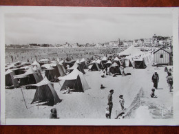 85 - LES SABLES D'OLONNE - Vue D'ensemble De La Plage Et Du Remblai. (les Tentes De Plage) CPSM - Sables D'Olonne