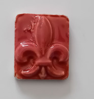 FEVE - FEVES -  "ANCIENNE" - BISCUIT  ÉMAILLÉ - LA FLEUR DE LYS - COLORIS ROUGE BORDEAUX - Frühe Figuren