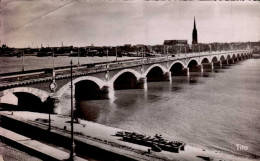 BORDEAUX    ( GIRONDE )    LE PONT SUR LA GARONNE   (  LEGERS PLIS ) - Bordeaux