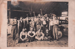 Carte Photo Groupe D'ouvriers Devant Un Avion - ....-1914: Vorläufer