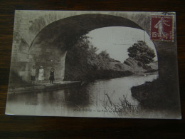 C.P.A. - Marennes (17) - Le Pont En Pierre - Animation- 1920 - SUP (HX 42) - Marennes