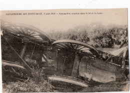 PONTS DE CE ( 49 ) - Locomotive Couchée Dans Le Lit De La Loire - Les Ponts De Ce
