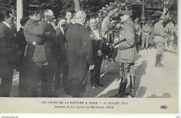 MILITARIA - LES FETES De La VICTOIRE A PARIS - 14 Juillet 1919 - Remise D'une Gerbe Au Marechal FOCH - Guerre 1914-18