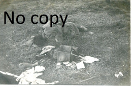 PHOTO BELGE - CADAVRE ALLEMAND DEVALISE A STEENSTRAAT PRES DE LIZERNE BELGIQUE BELGIE - GUERRE 1914 1918 - Guerre, Militaire