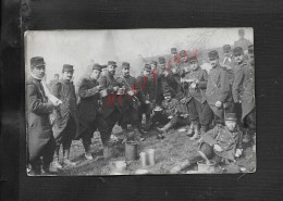 MILITARIA CARTE PHOTO MILITAIRE GROUPE DE SOLDATS AU REPOS AU FORT DE MONTROUGE SEINE  : - Personen