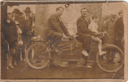 Carte Photo Deux Hommes Sur Un Tandem Dans L état Plis - A Identifier