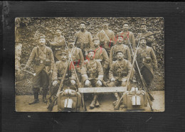 MILITARIA CARTE PHOTO MILITAIRE GROUPE DE SOLDATS 71e AU REPOS AVEC FUSIL AVEC BAÏONNETTE PAQUETAGES 7c 8e 1914 ANGERS - Characters