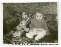 Photo Originale , Enfant Avec Jouets Donald Et Auto , Dim. 10.5 Cm X 8.0 Cm - Personnes Anonymes