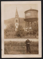 Jolie Photo Homme Sur Des Rails à HAUSACH, Bade Wurtemberg Germany Allemagne Réservoir Château D'eau église 6,4x9cm - Lugares