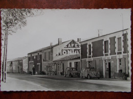 85 - LE SABLEAU - La Grande Rue. (Café SAGOT / Voitures: Citroen 2CV ) CPSM Rare - Other & Unclassified