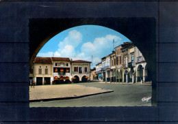 33. Sauveterre De Guyenne. Place De La République. Cpsm Grand Format - Andere & Zonder Classificatie