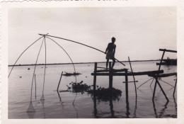 Photo Originale - Vietnam - Environs De SAIGON 1965 - Peche Au Carrelet  - Plaatsen