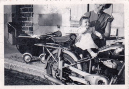 Photo Originale - Moto ( A Identifier ) Moteur JLO - Femme Et Son Enfant - Autres & Non Classés