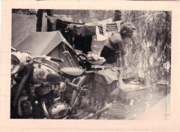 Photo Originale - Moto ( A Identifier ) Moteur JLO - Femme Au Camping - Andere & Zonder Classificatie